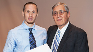 Dr. Scharf receiving his prize from Einstein Dean Allen M. Spiegel, M.D.